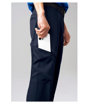 スマホなど入れても、ファスナー付なので落としにくく安心