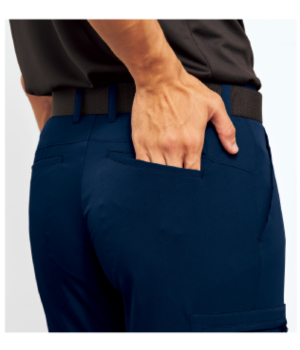 物の出し入れがしやすいように、バックポケットを斜めに配置