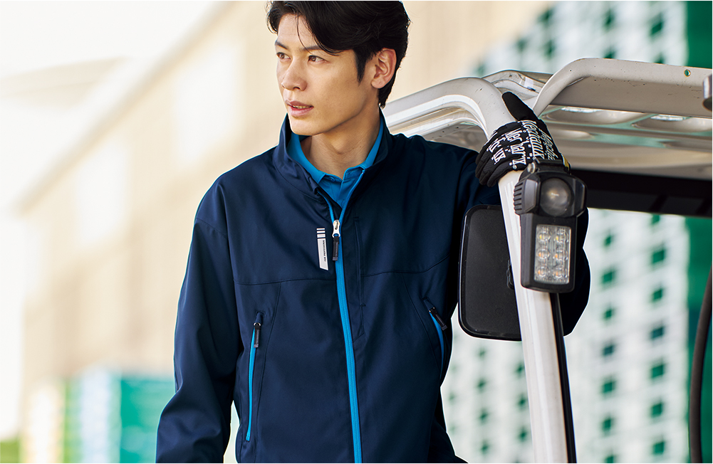 アウトドアテイストを取り入れた充実機能ジャケット