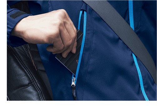 シートベルト着用時でも使用しやすく設計したポケット。