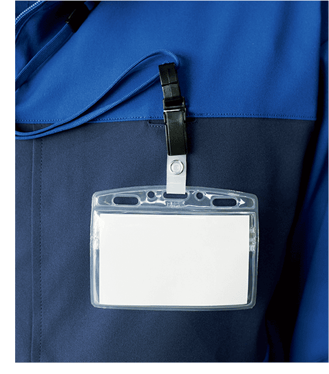 さりげないスリットにネームホルダーを固定。