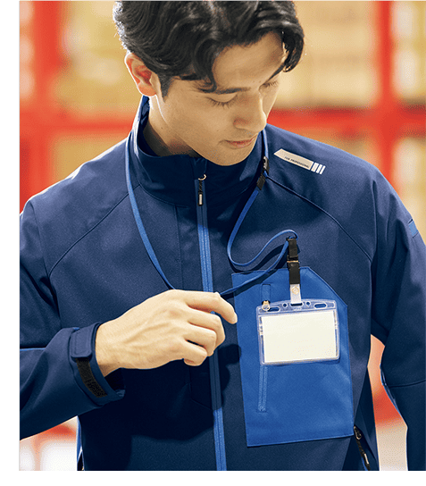 さりげないスリットにネームホルダーを固定。